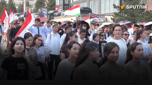 Праздничный марш, песни, танцы: как в Худжанде отметили День молодежи  - Sputnik Таджикистан