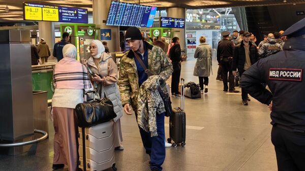 Пассажиры в аэропорту - Sputnik Таджикистан