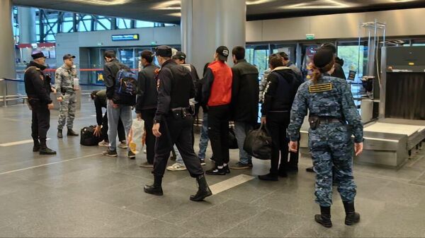 Досмотр пассажиров в аэропорту - Sputnik Таджикистан