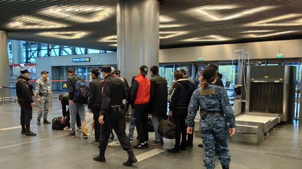 Досмотр пассажиров в аэропорту - Sputnik Таджикистан