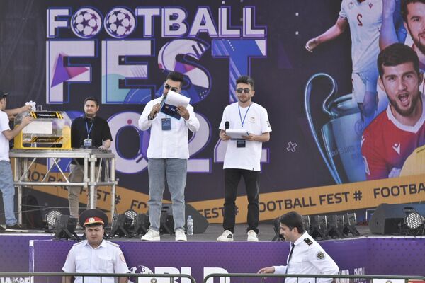 Всего в футбольном фестивале в Душанбе приняли участие 900 детей и подростков. - Sputnik Таджикистан