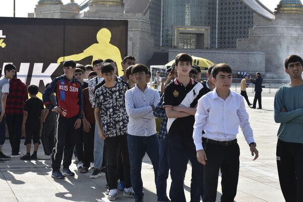 Рустам Эмомали открыл фестиваль в Душанбе и поздравил всех участников со Всемирным днем ​​футбола. - Sputnik Таджикистан
