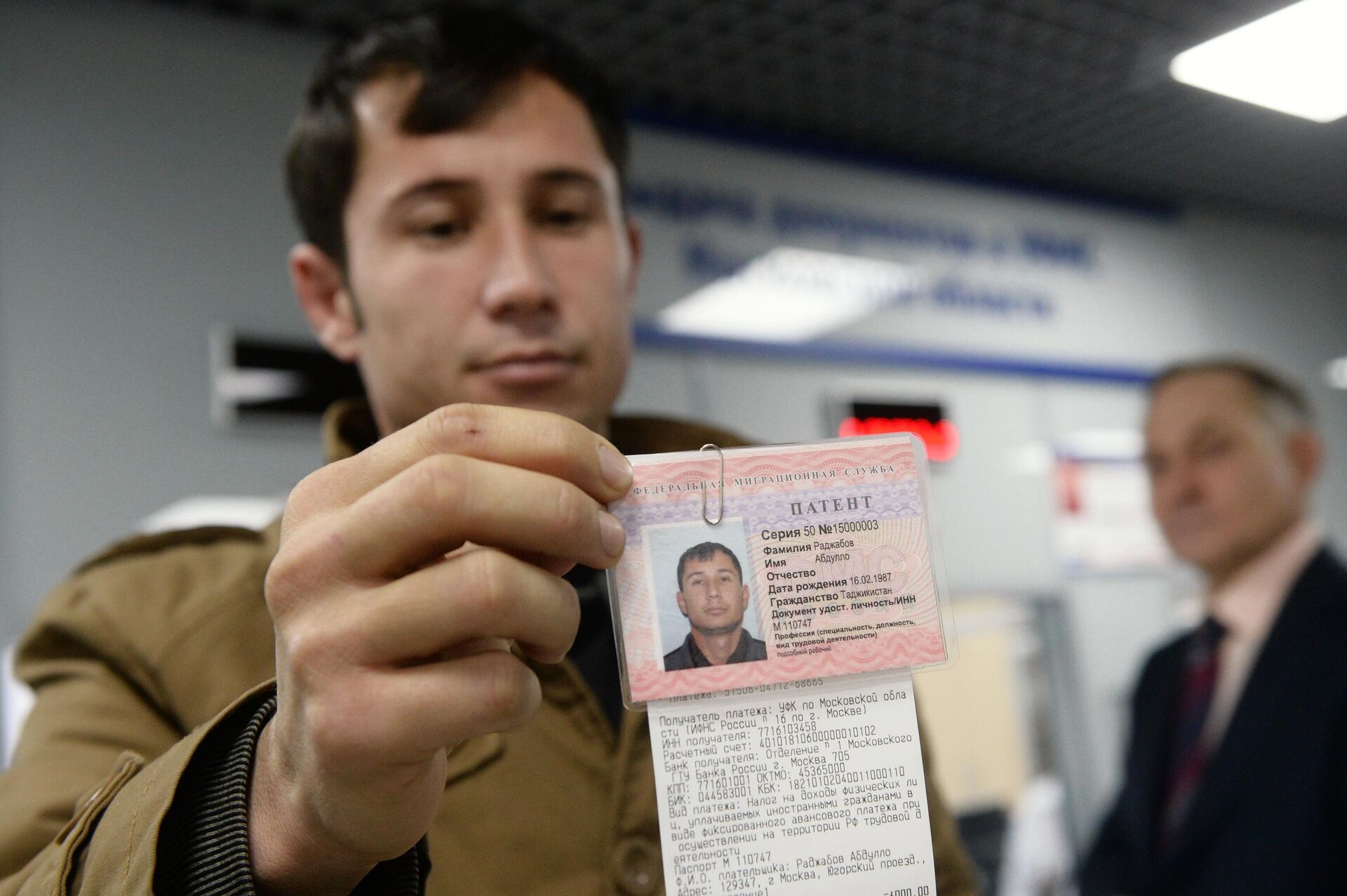 Выдача первых патентов в Едином миграционном центре Московской области Выдача первых патентов в Едином миграционном центре Московской области - Sputnik Таджикистан, 1920, 27.01.2026