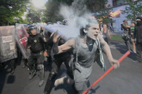 Столкновение демонстрантов с полицией во время пропалестинской акции протеста перед посольством Израиля в Мехико. - Sputnik Таджикистан