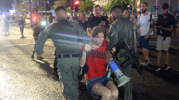 Израильская полиция задержала протестующего во время демонстрации, Израиль - Sputnik Тоҷикистон
