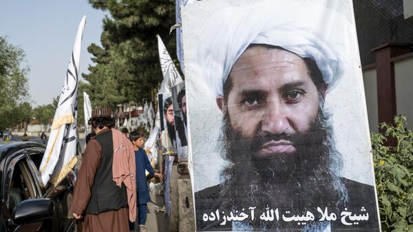 Плакат с изображением верховного лидера Талибана Хибатуллы Ахундзады на дороге в Кабуле, 14 августа 2023 года. - Sputnik Тоҷикистон