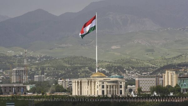 Государственный флаг Таджикистана на 165-метровом флагштоке в Душанбе - Sputnik Таджикистан