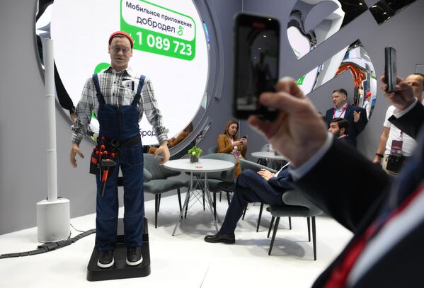 Человекоподобный робот Женя на стенде Московской области. - Sputnik Таджикистан
