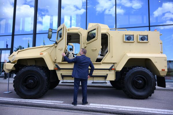 Мошини зиреҳпӯши бисёрманзураи 59095С-15 аз оилаи &quot;Спартак&quot; - Sputnik Тоҷикистон