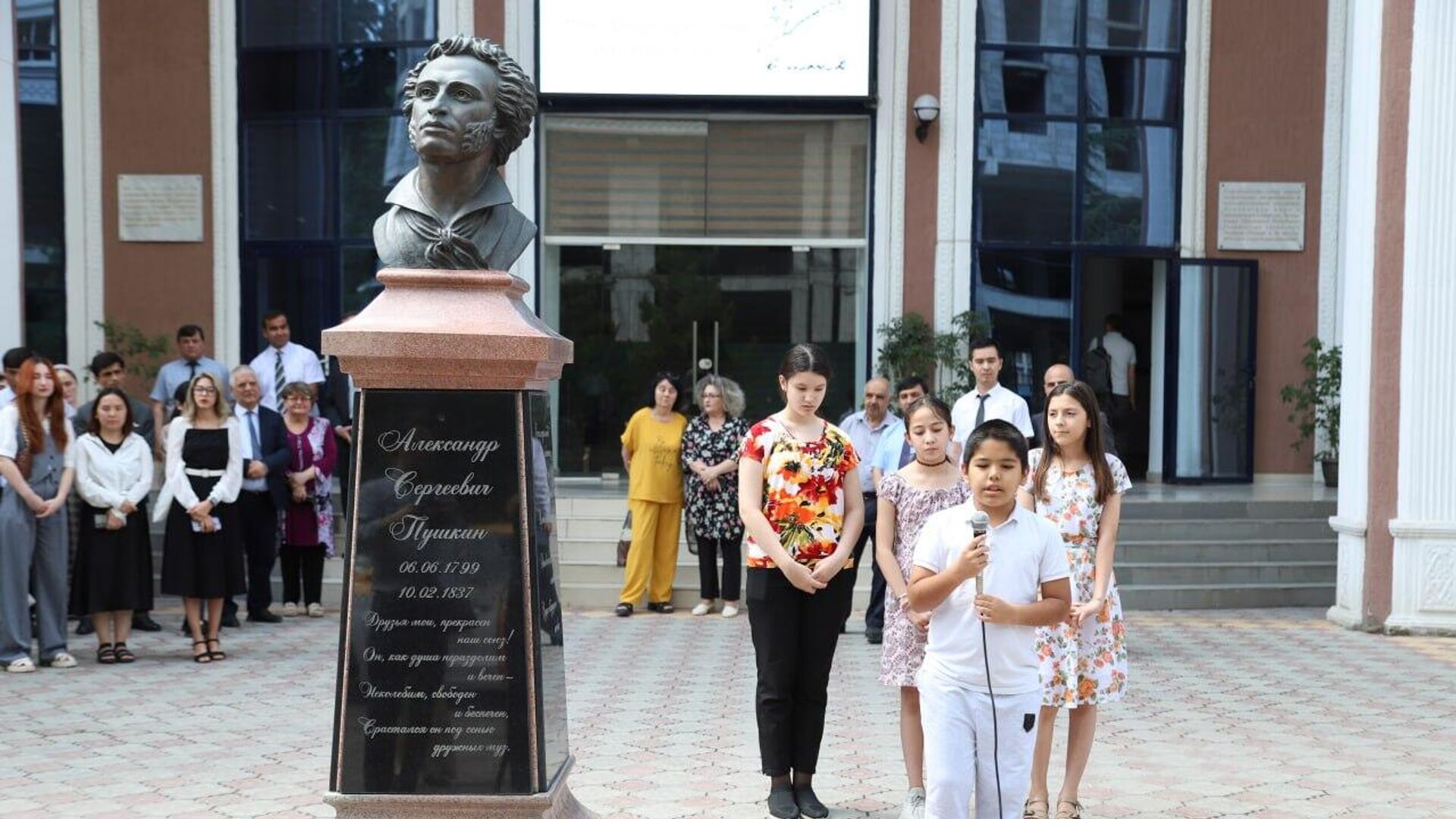 В Душанбе возложили цветы к памятникам Пушкину в День русского языка - Sputnik Таджикистан, 1920, 06.06.2024