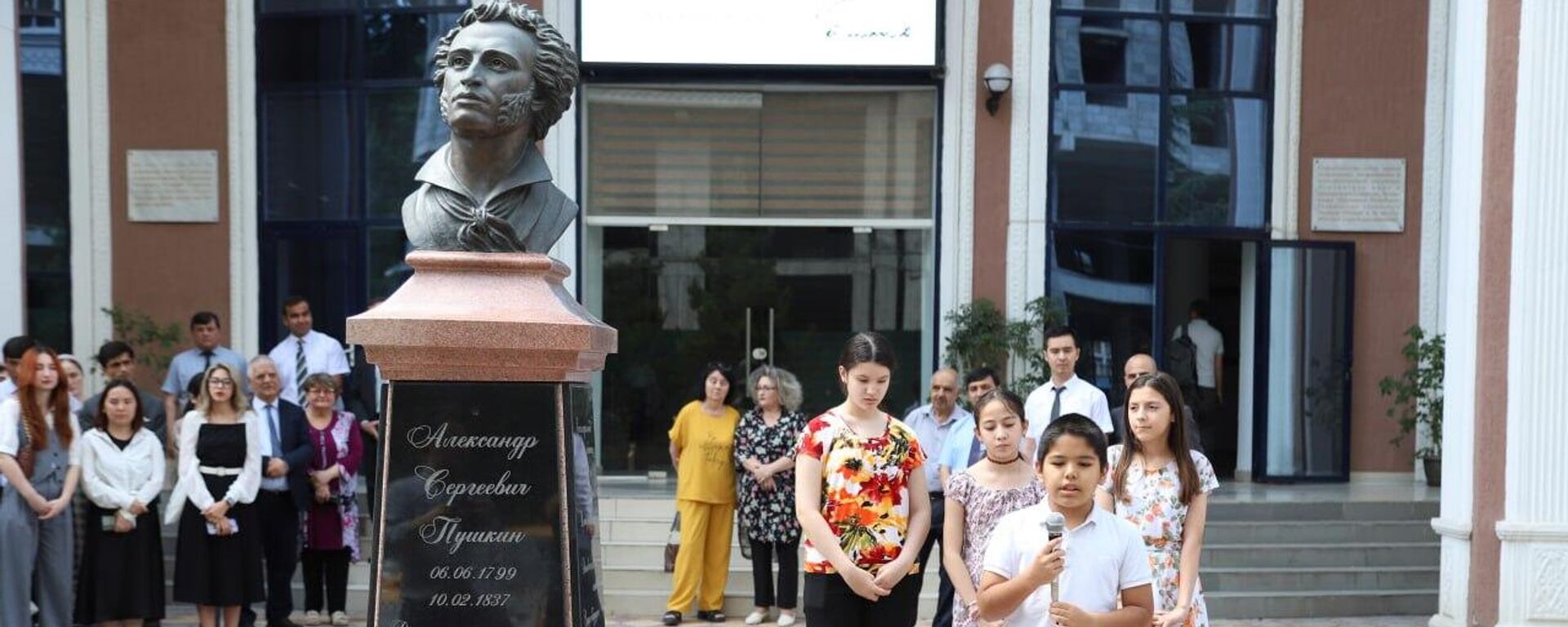 В Душанбе возложили цветы к памятникам Пушкину в День русского языка - Sputnik Таджикистан, 1920, 06.06.2024
