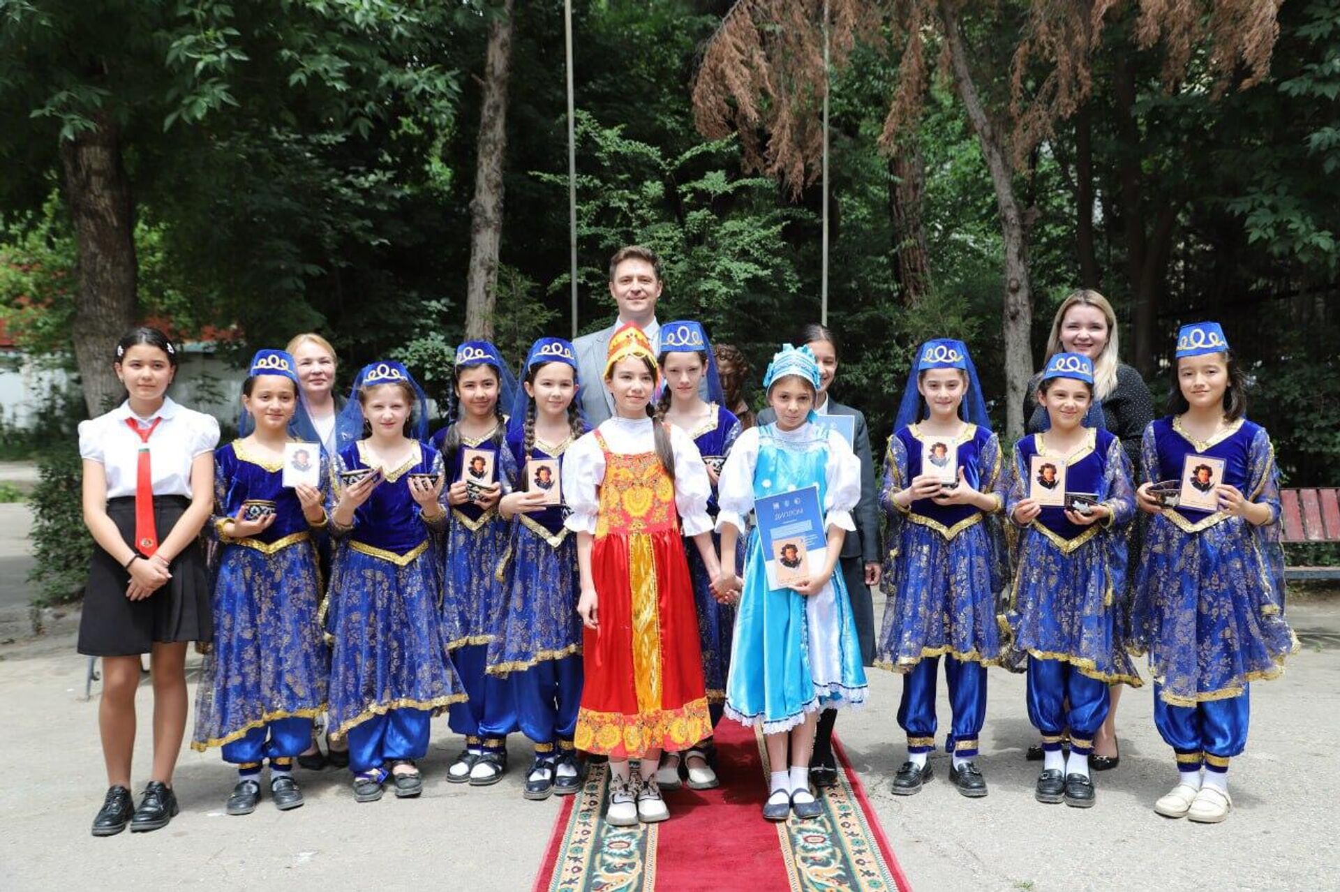 В Душанбе возложили цветы к памятникам Пушкину в День русского языка - Sputnik Таджикистан, 1920, 06.06.2024