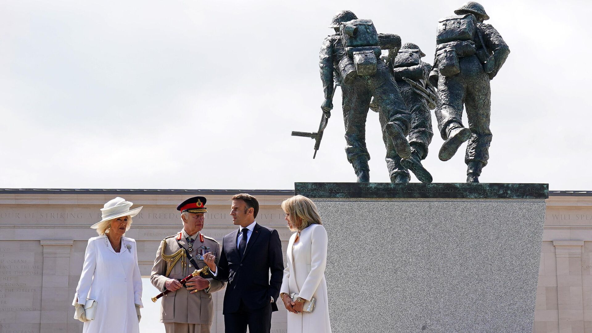 Британский король Карл III и президент Франции Эммануэль Макрон на памятной церемонии, посвященной 80-летию высадки союзников в Нормандии - Sputnik Таджикистан, 1920, 07.06.2024