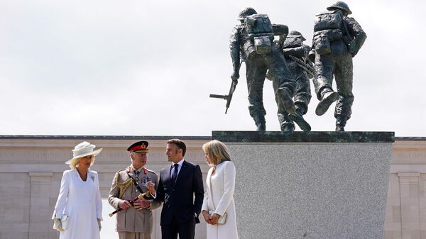 Британский король Карл III и президент Франции Эммануэль Макрон на памятной церемонии, посвященной 80-летию высадки союзников в Нормандии - Sputnik Таджикистан