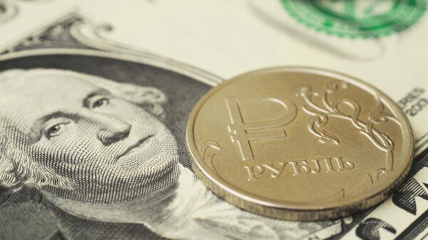 Монета номиналом один рубль на банкноте один доллар США - Sputnik Таджикистан