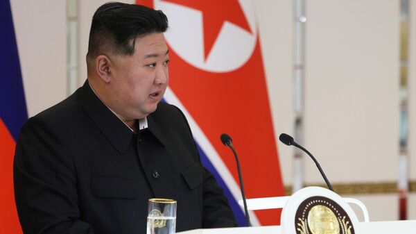 Председатель КНДР Ким Чен Ын делает заявление для СМИ по итогам российско-корейских переговоров в Пхеньяне - Sputnik Тоҷикистон