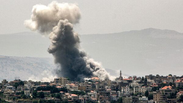 Клубы дыма во время израильской бомбардировки деревни Хиам на юге Ливана недалеко от границы с Израилем, 19 июня 2024 года  - Sputnik Тоҷикистон