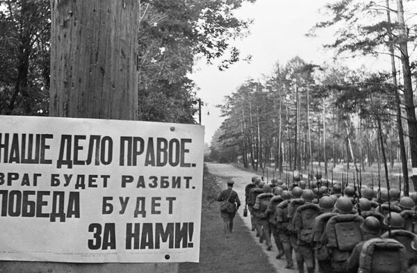 Мобилизация.  Колонны бойцов движутся на фронт. Москва, 23 июня 1941 года. - Sputnik Таджикистан