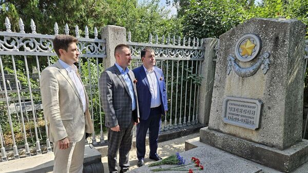 На русском кладбище в Душанбе прошла акция Звезда памяти - Sputnik Таджикистан