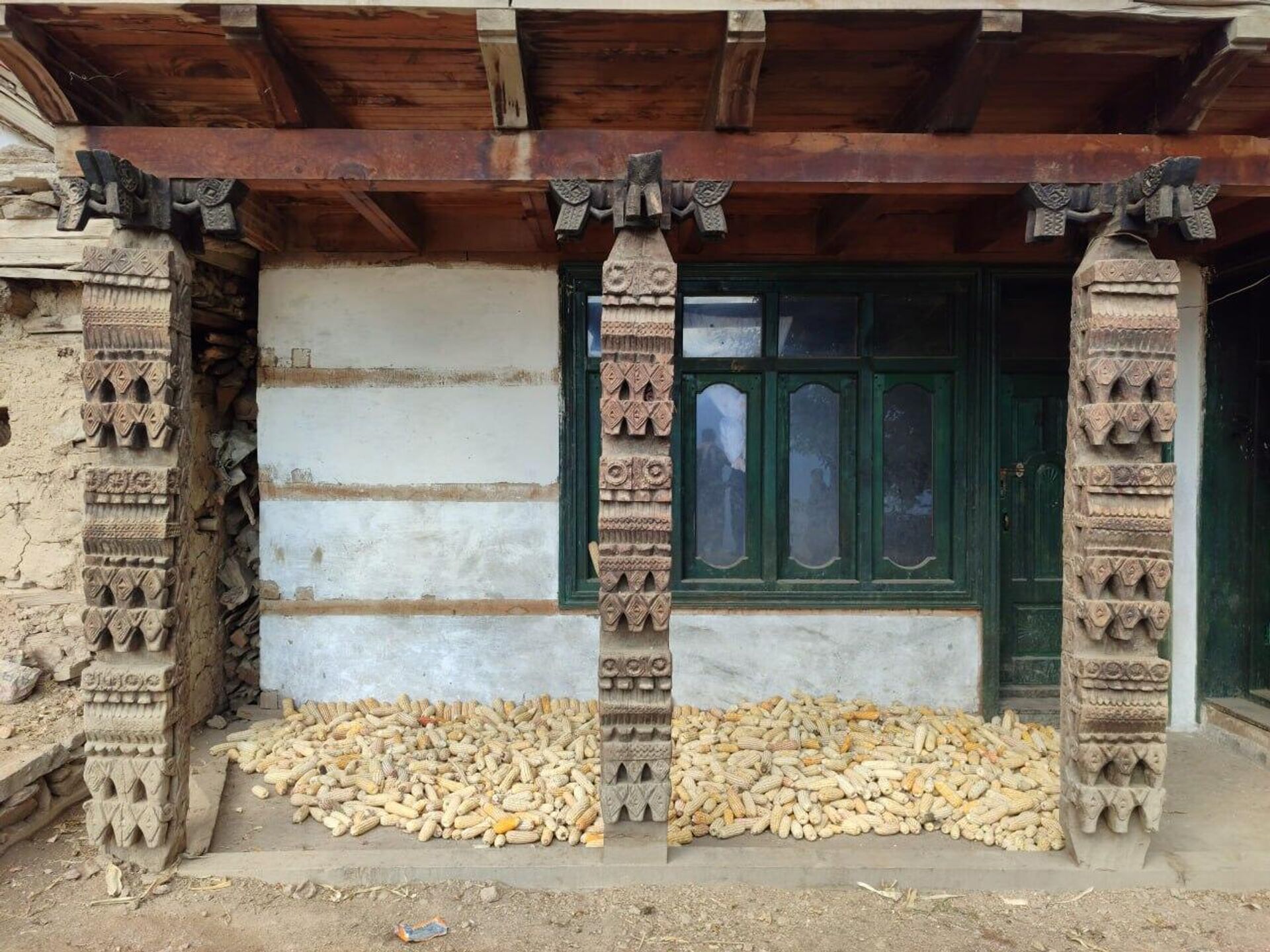 Веранда дома с традиционными резными столбами. - Sputnik Таджикистан, 1920, 23.06.2024