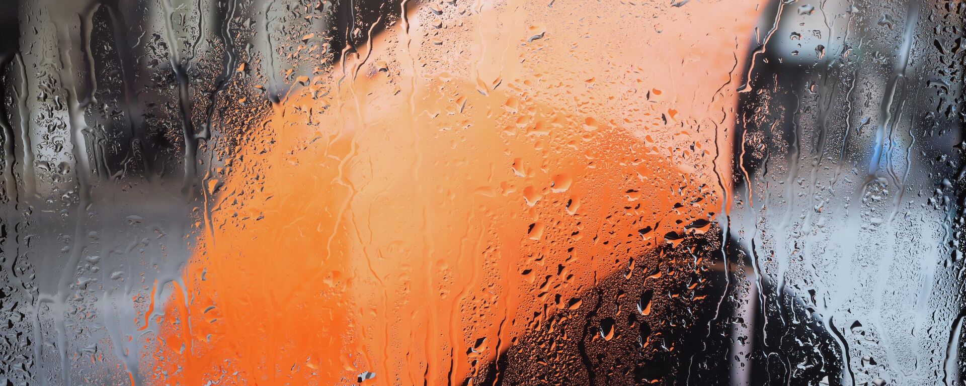 Силуэт человека с зонтом за окном с каплями дождя  - Sputnik Тоҷикистон, 1920, 25.06.2024