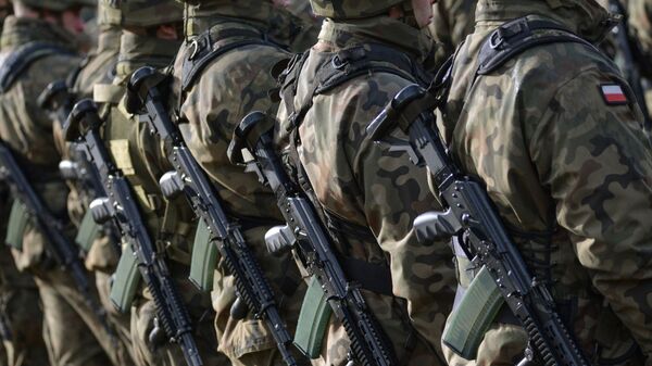 Военнослужащие польской армии во время во время церемонии приветствия многонационального батальона НАТО - Sputnik Тоҷикистон