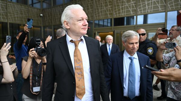 Джулиан Ассанж и его адвокат Барри Поллак покидают здание Федерального суда США 26 июня 2024 года - Sputnik Таджикистан
