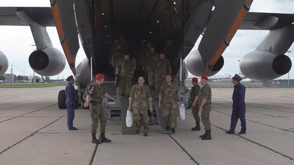 Освобожденные российские военнослужащие доставлены в Москву самолетами Военно-транспортной авиации  - Sputnik Тоҷикистон