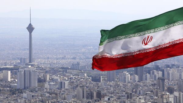 Национальный флаг Ирана над Тегераном.  - Sputnik Тоҷикистон