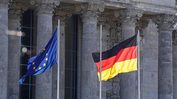 Флаги Евросоюза и Германии у здания Рейхстага в Берлине. - Sputnik Таджикистан