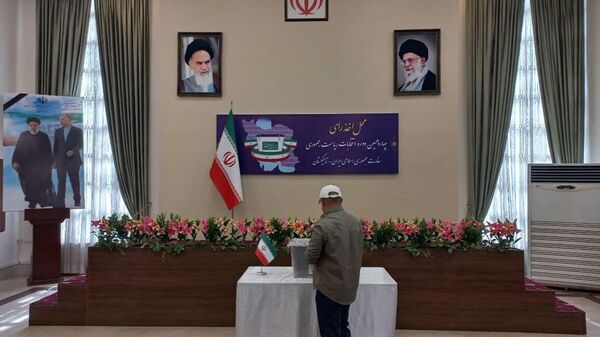 Выборы президента Ирана: Избирательный участок в Душанбе - Sputnik Тоҷикистон