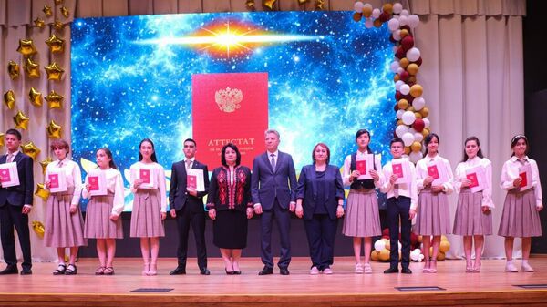 Первые аттестаты вручили в российско-таджикской школе в Худжанде - Sputnik Таджикистан