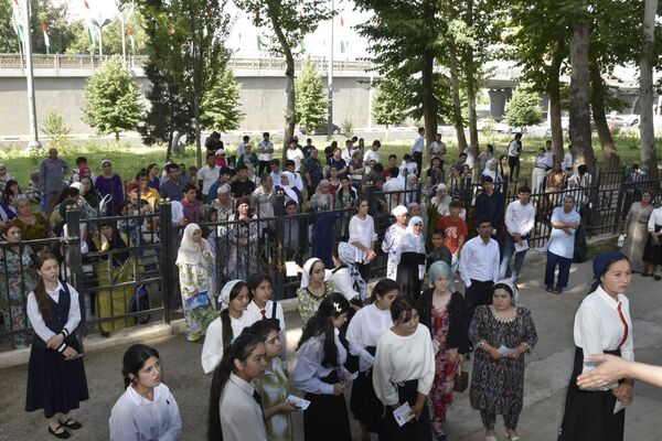 Участие в централизованных вступительных экзаменах в образовательные учреждения среднего и высшего профессионального образования Таджикистана является добровольным. - Sputnik Таджикистан