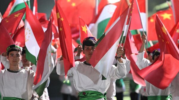 Флаги Таджикистана и Китая - Sputnik Тоҷикистон