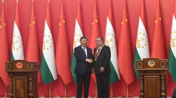 Си Цзиньпин наградил Эмомали Рахмона орденом Дружбы Китая - Sputnik Таджикистан