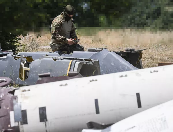 Российский специалист изучает фрагменты ракет Storm Shadow