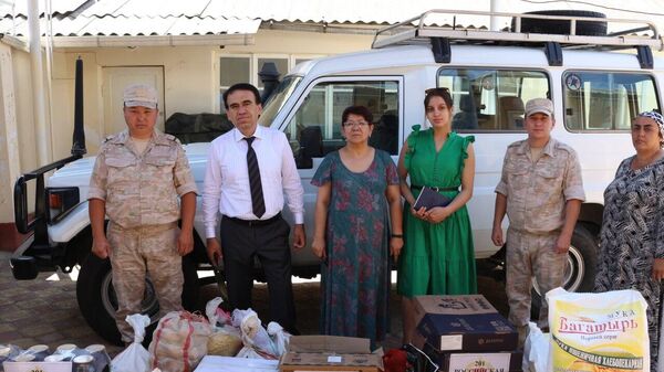 Военнослужащие 201-й российской военной базы оказали гуманитарную помощь Минздраву Таджикистана  - Sputnik Таджикистан
