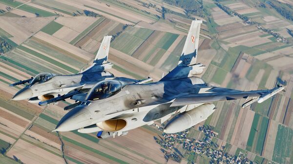 Истребители F-16 ВВС Польши. Архивное фото - Sputnik Таджикистан