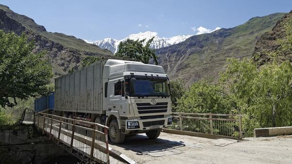 Грузовик на мосту   - Sputnik Таджикистан