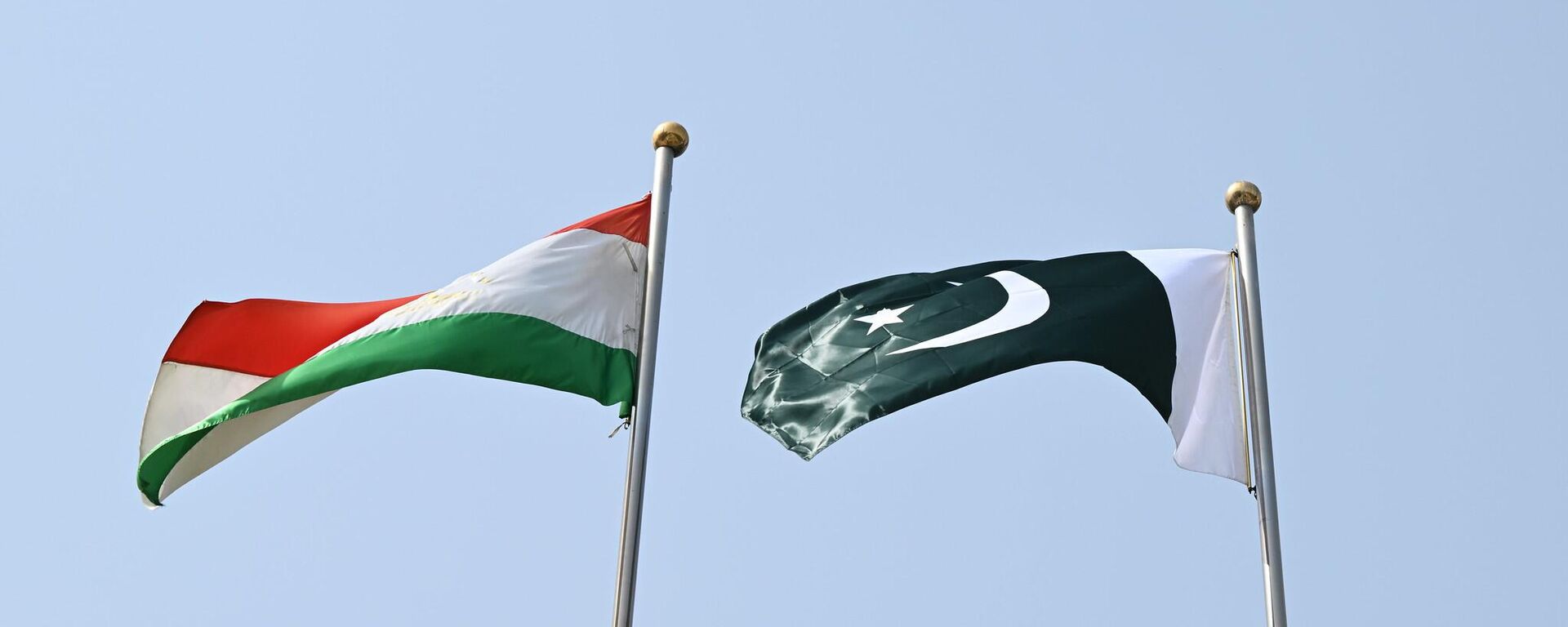 Государственные флаги Таджикистана и Пакистана - Sputnik Таджикистан, 1920, 11.08.2025