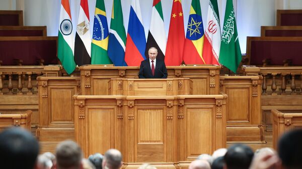 Президент РФ Владимир Путин выступает на пленарном заседании X Парламентского форума БРИКС  - Sputnik Таджикистан