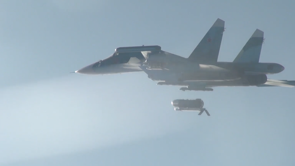 Экипаж истребителя-бомбардировщика Су-34 нанес удар ФАБ-3000 - Sputnik Таджикистан