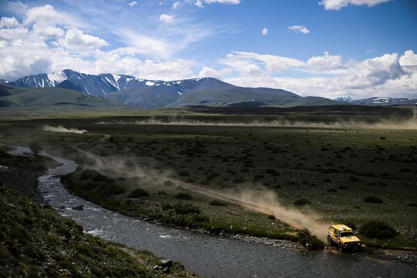 Экипаж команды LADA Sport ROSNEFT Raid в составе Дмитрия Воронова и Кирилла Еникеева на дистанции 4-го этапа.  - Sputnik Таджикистан