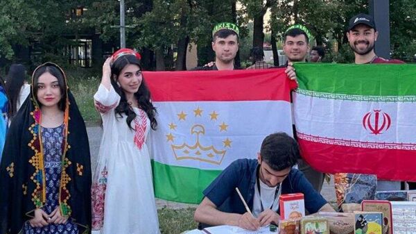 Студенты из Таджикистана представили свою культуру в Казани - Sputnik Тоҷикистон