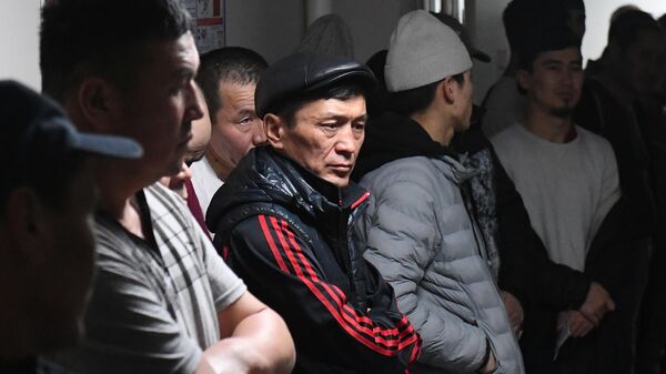 Рейд по выявлению незаконных трудовых мигрантов в Красноярске - Sputnik Таджикистан