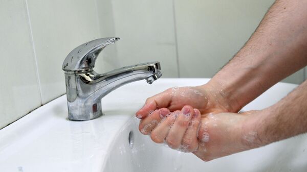 Человек моет руки - Sputnik Таджикистан