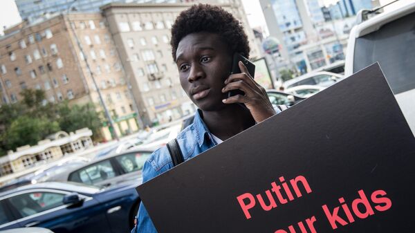 Одиночные пикеты Союза африканских студентов у посольства США в Москве - Sputnik Таджикистан