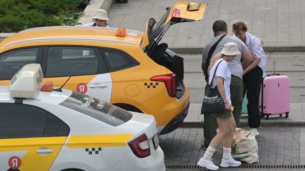 Пассажиры с багажом и автомобили такси возле Павелецкого вокзала в Москве. - Sputnik Таджикистан