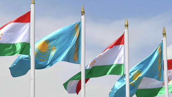 Флаги Казахстана и Таджикистана - Sputnik Тоҷикистон