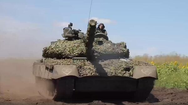 Боевая работа экипажей танков Т-80БВМ - Sputnik Таджикистан